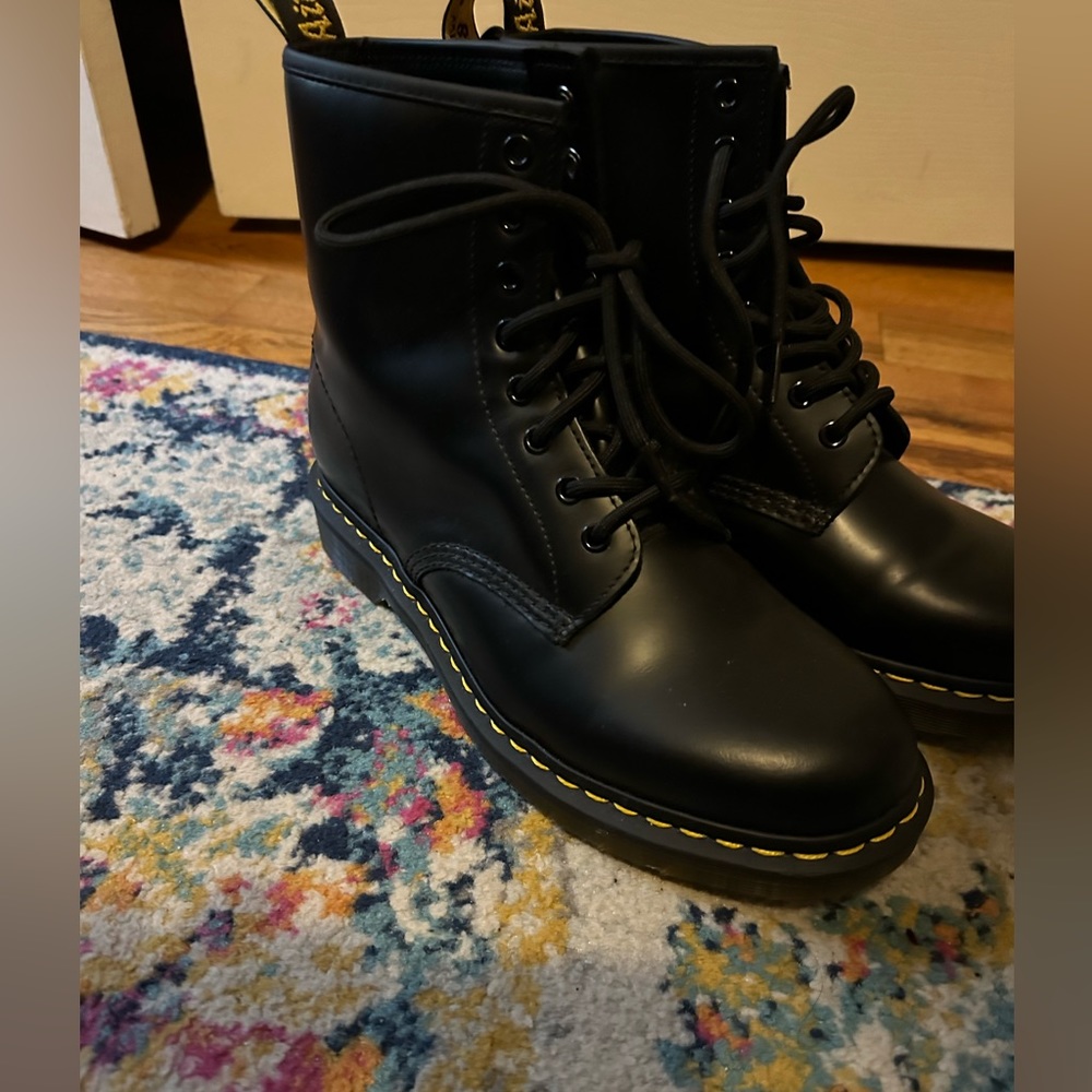NWOB Dr Martens 1460 Classic Smooth Black Leather 8 eye Combat Boots w10
